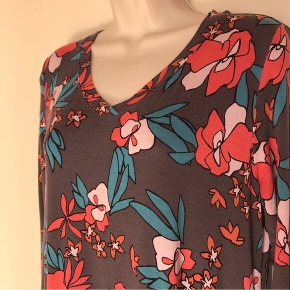 LOGO by Lori Goldstein V Neck 3/4 Sleeve Sharkbite Hem Gray Floral Tunic Medium - Picture 2 of 11